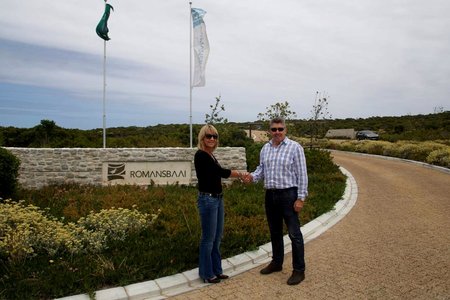 Links bedank Johanna le Roux van Gansbaai Lionsklub vir Dave Mostert van Romansbaai Ontwikkeling vir hulle borgskap van R10,000 vir die Lions se jaarlikse Dangerpoint Halfmarathon